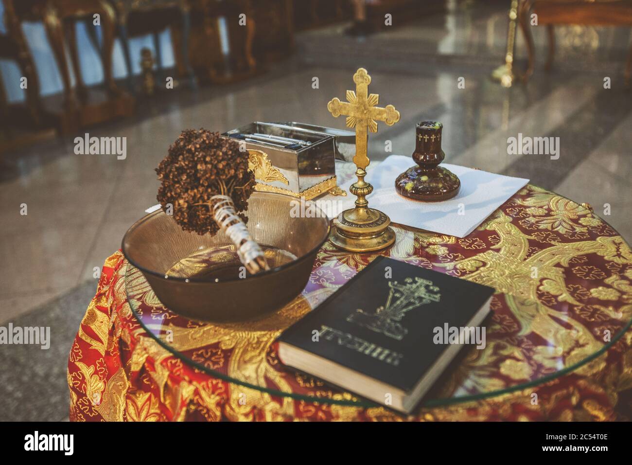 Serbisch Orthodoxe Kirche Heilige Bibel Vorbereitet Fur Die Taufe Zeremonie Stockfotografie Alamy