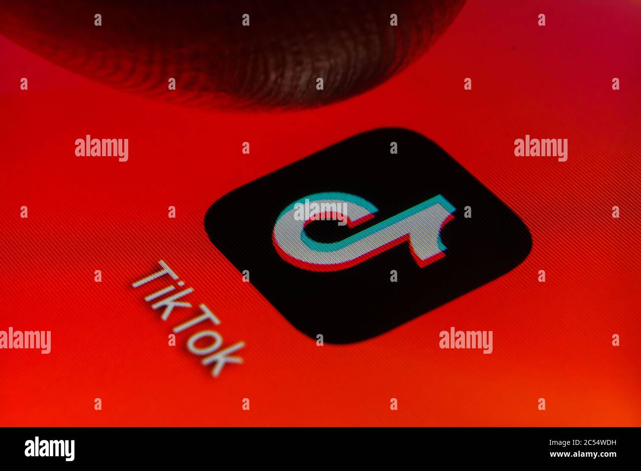 Fingertipp zeigt auf die TikTok App. Selektiver Fokus. Makro. Stockfoto