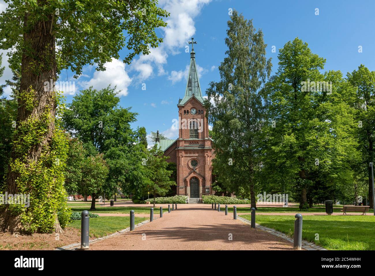 Die Stadtkirche von Jyväskylä wurde 1880 in der Innenstadt erbaut. Die rote Backsteinkirche ist von einem öffentlichen Park umgeben, der ein berühmter Ort ist, um Freunde zu sehen. Stockfoto