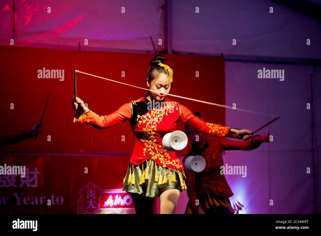 CNY, Chinesisches Neujahr, Tänzer, Spinner, Unterhaltung, kostümiert, Chinesisches Kulturzentrum, Manchester, Chinatown, Chinesische Kultur in Großbritannien Stockfoto