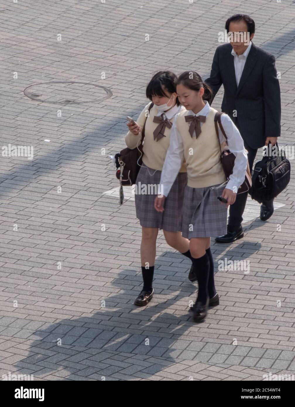 Japanische High School Student am Shinagawa Station Square, Tokyo