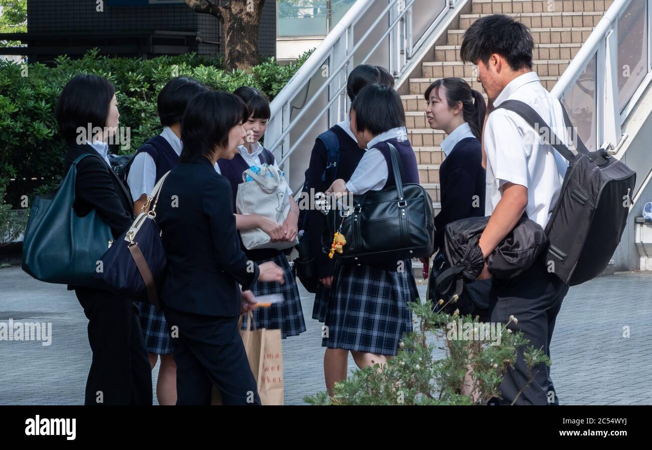 Japanische High School Student am Shinagawa Station Square, Tokyo