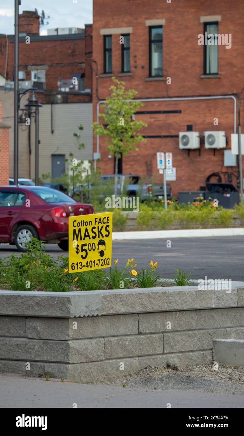 Pembroke, ON, Kanada - 29. Juni 2020 : Gesichtsmaske aus Baumwolle zum Verkauf Schild Stockfoto