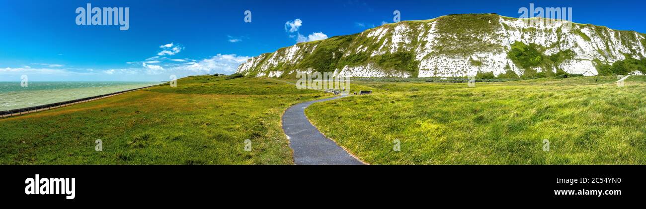 Landschaftlich schöner Blick auf den Samphire Hoe Country Park mit weißen Klippen, Südengland, Großbritannien Stockfoto