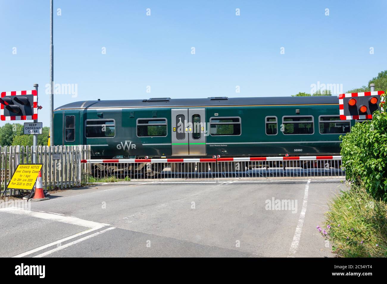 GWR Zug, der an Kintbury Station Bahnübergang, Station Road, , Kintbury, Berkshire, England, Vereinigtes Königreich Stockfoto