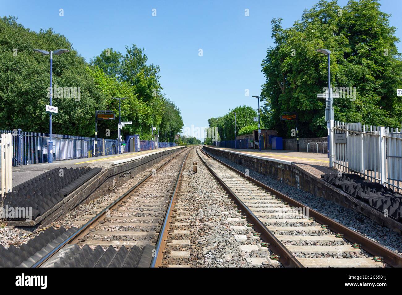 Leere Bahngleise in Kintbury Station, Station Road, , Kintbury, Berkshire, England, Vereinigtes Königreich Stockfoto