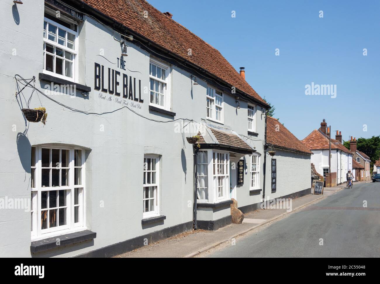 Blue Ball Pub und die historischen Cottages, High Street, Kintbury, Berkshire, England, Großbritannien Stockfoto