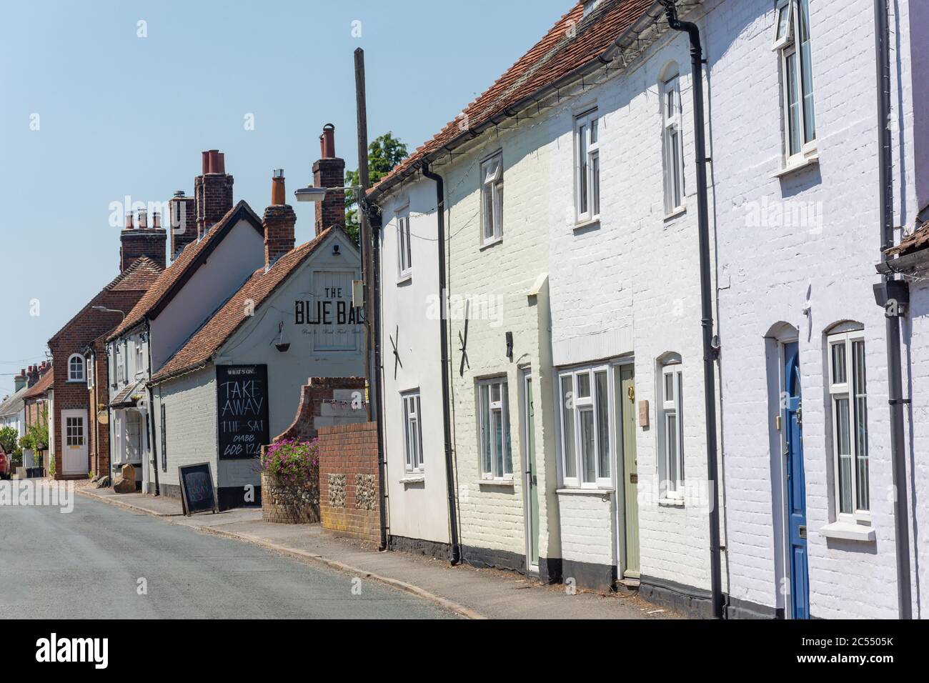Period Houses and Blue Ball Pub, High Street, Kintbury, Berkshire, England, Großbritannien Stockfoto