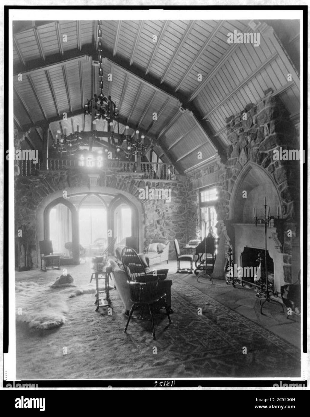 Interieur der Steinhütte von Frau Paul T. Mayo, Bear Creek Cañon, Rocky Mountains, Colorado, entworfen vom Architekten Jacques Benois Benedict, mit Kathedralendecke, Kamin, Stockfoto
