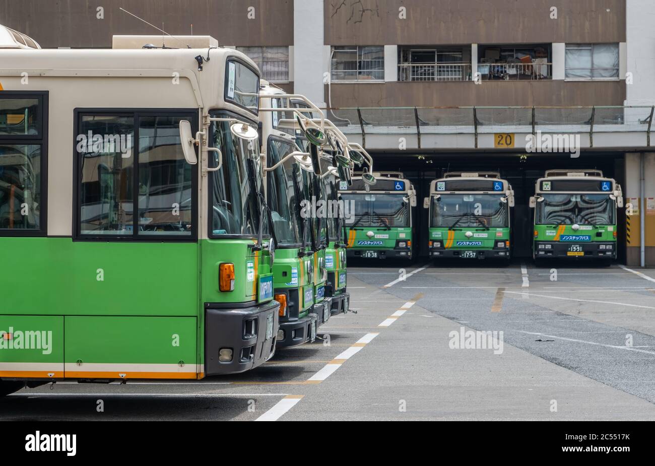 Öffentliche Toei-Busse am Busbahnhof in Shinagawa, Tokio, Japan Stockfoto