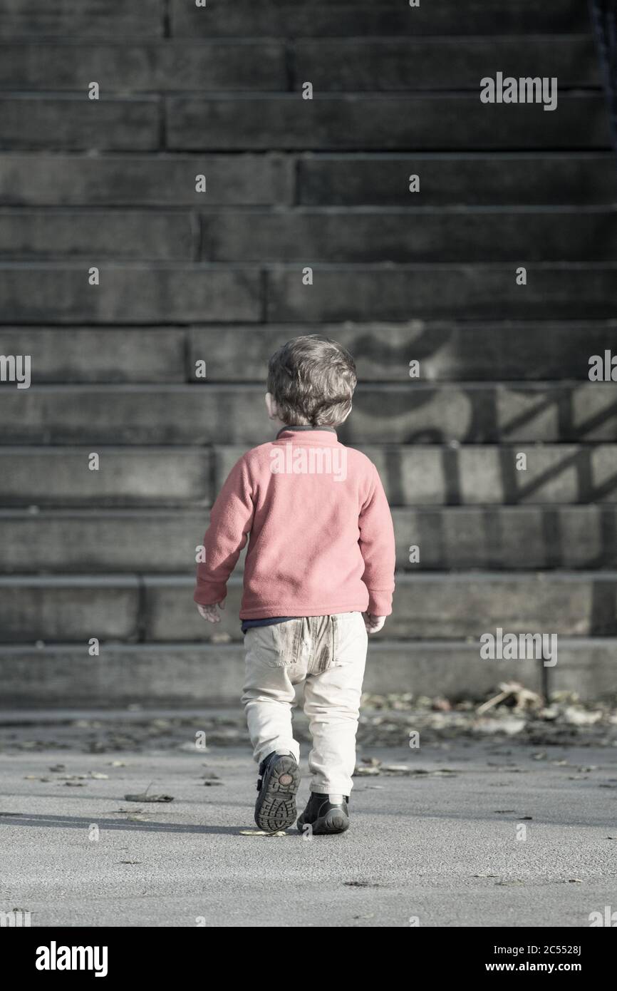 Kleiner Junge, der zur Treppe geht Stockfoto