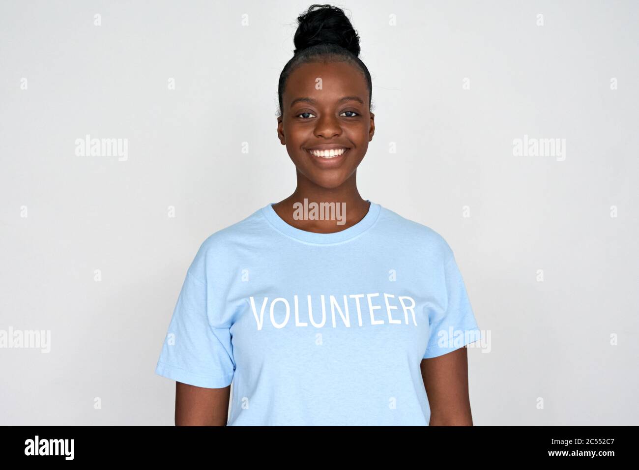 Glücklich afrikanische Frau Aktivist tragen Freiwilligen-T-Shirt isoliert auf grauem Hintergrund. Stockfoto