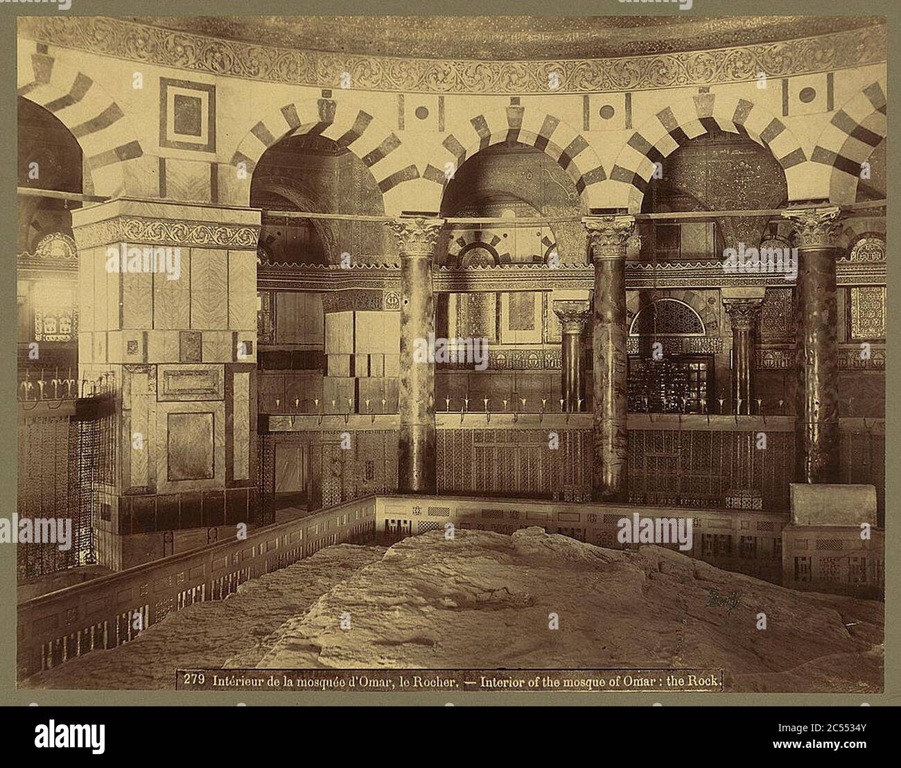 Intérieur de la mosquée d'Omar, le Rocher Innere der Moschee von Omar- der Felsen - - Bonfils. Stockfoto