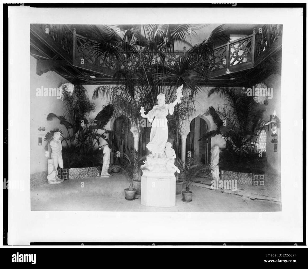 Intérieur du Pavillon de l'Algérie, montrant une sculpture. Ausstellung universelle de Paris, 1889. Stockfoto