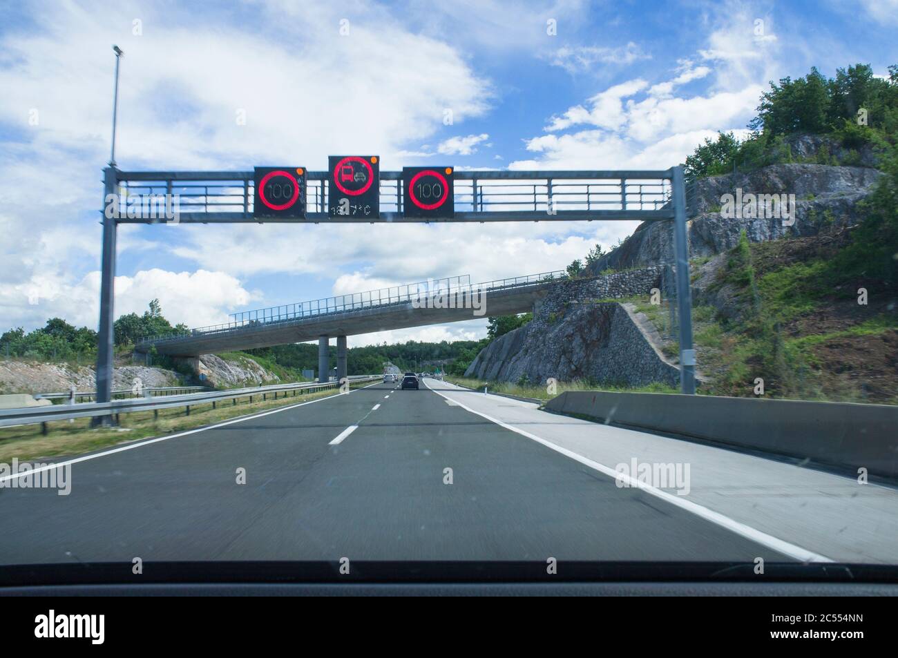 Ein Foto vom 20. Juni 2020 von dem Ort, an dem mindestens acht tschechische Touristen bei einem Busunfall auf einer Autobahn A1 in der Nähe von Gospic in getötet und 44 verletzt wurden Stockfoto