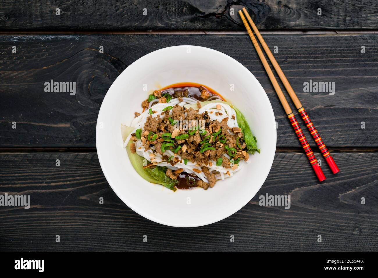 Dan Dan Noodles von oben. Dan Dan Noodles ist ein würziges Szechuan-Gericht, das häufig in chinesischen Straßenessen zu finden ist. Zutaten sind dick Reis noo Stockfoto