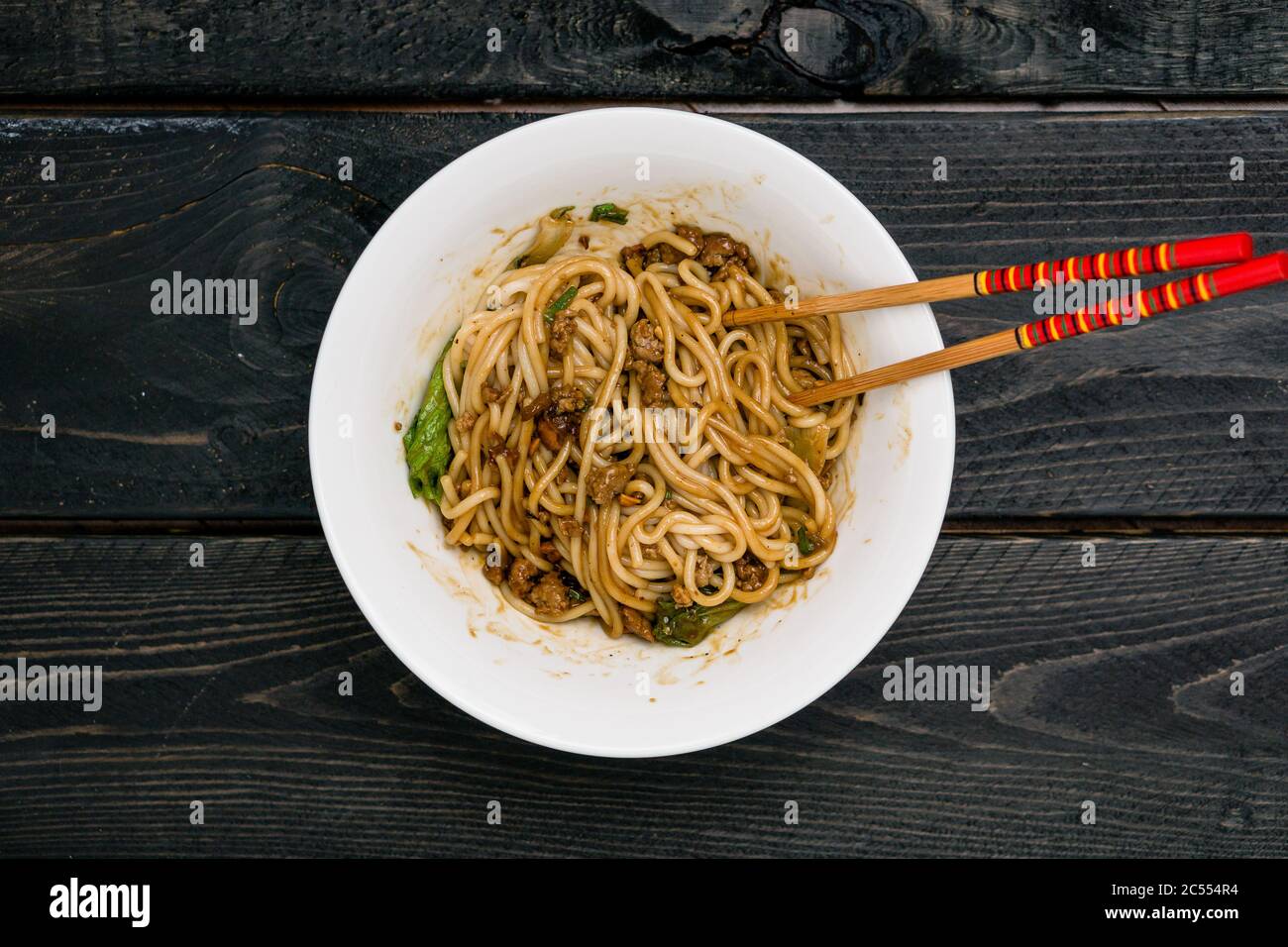 Dan Dan Chinesische Nudeln. Dan Dan Noodles ist ein würziges Szechuan-Gericht, das häufig in chinesischen Straßenessen zu finden ist. Zutaten sind dicke Reisnudeln Stockfoto