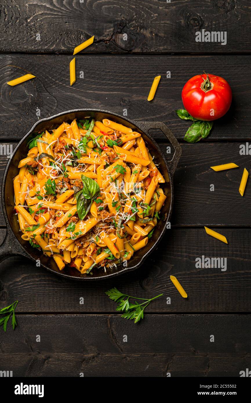 Pasta Pfanne Gericht Draufsicht. Diese schnelle und köstliche Pasta-Mahlzeit wird mit Penne Pasta, frischer Tomatensauce und Wurst gemacht. Dieser italienische Komfort Stockfoto