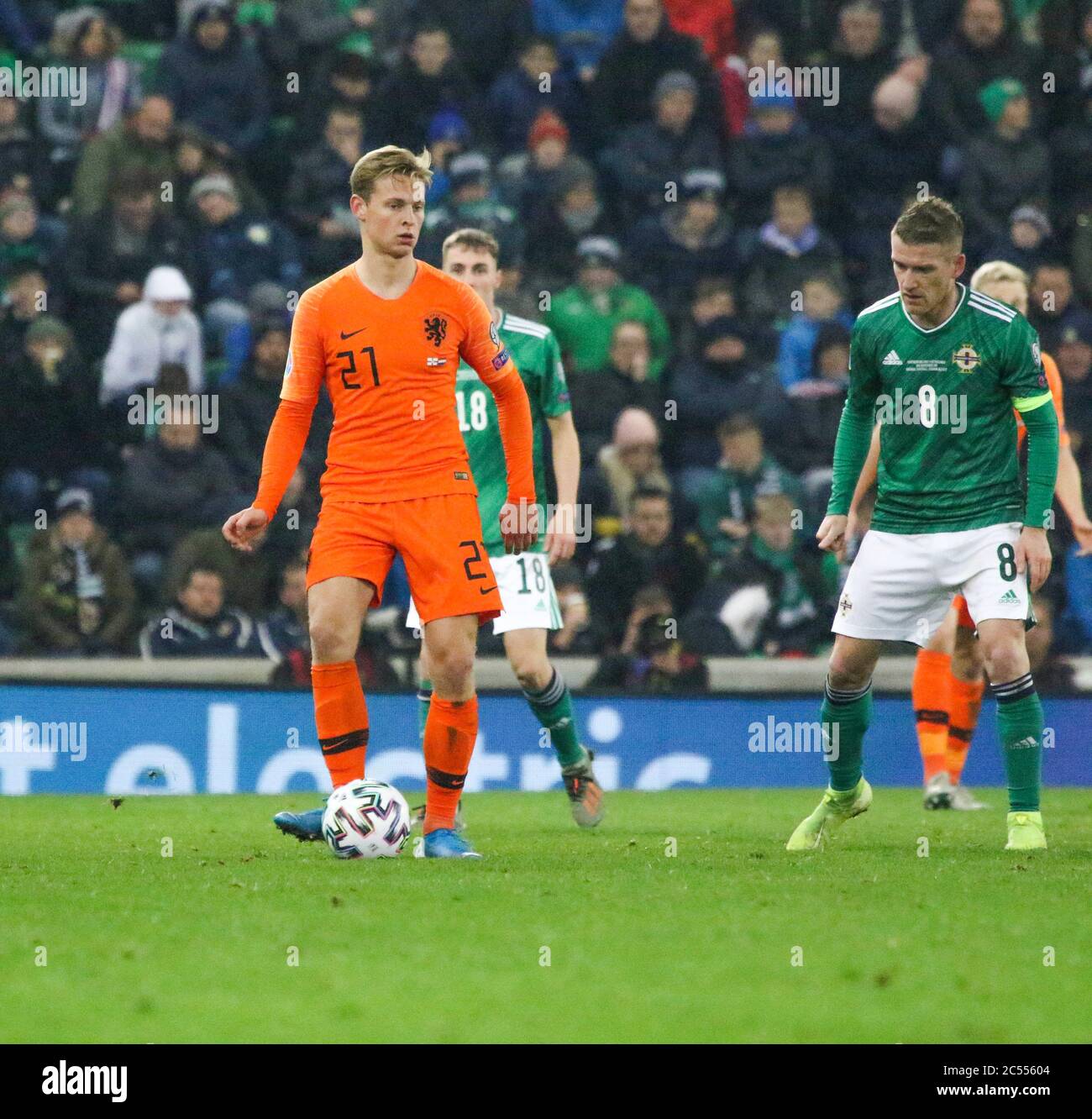 16. November 2019. UEFA Euro 2020 Qualifier im National Football Stadium im Windsor Park, Belfast. Nordirland 0 Niederlande 0. Der niederländische Fußballspieler Frenkie de Jong (21) im Einsatz für die Niederlande. Stockfoto