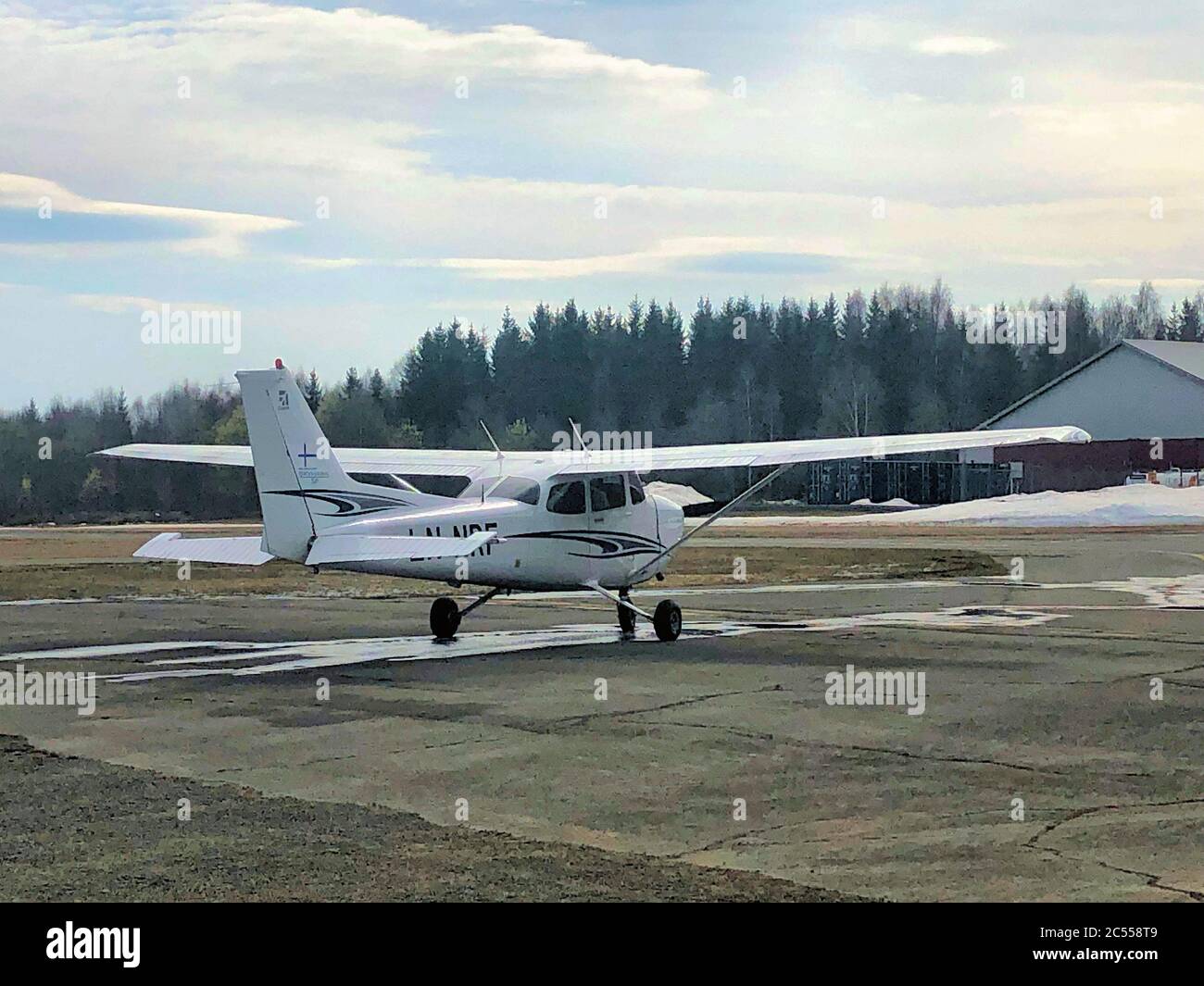 Cessna 172 auf dem lokalen Flugplatz in Hamar Norwegen Stockfoto