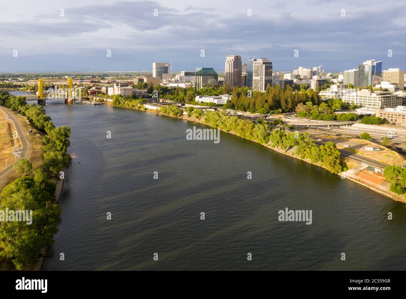Luftaufnahmen der Skyline von Sacramento im Stadtzentrum entlang des Sacramento River Stockfoto