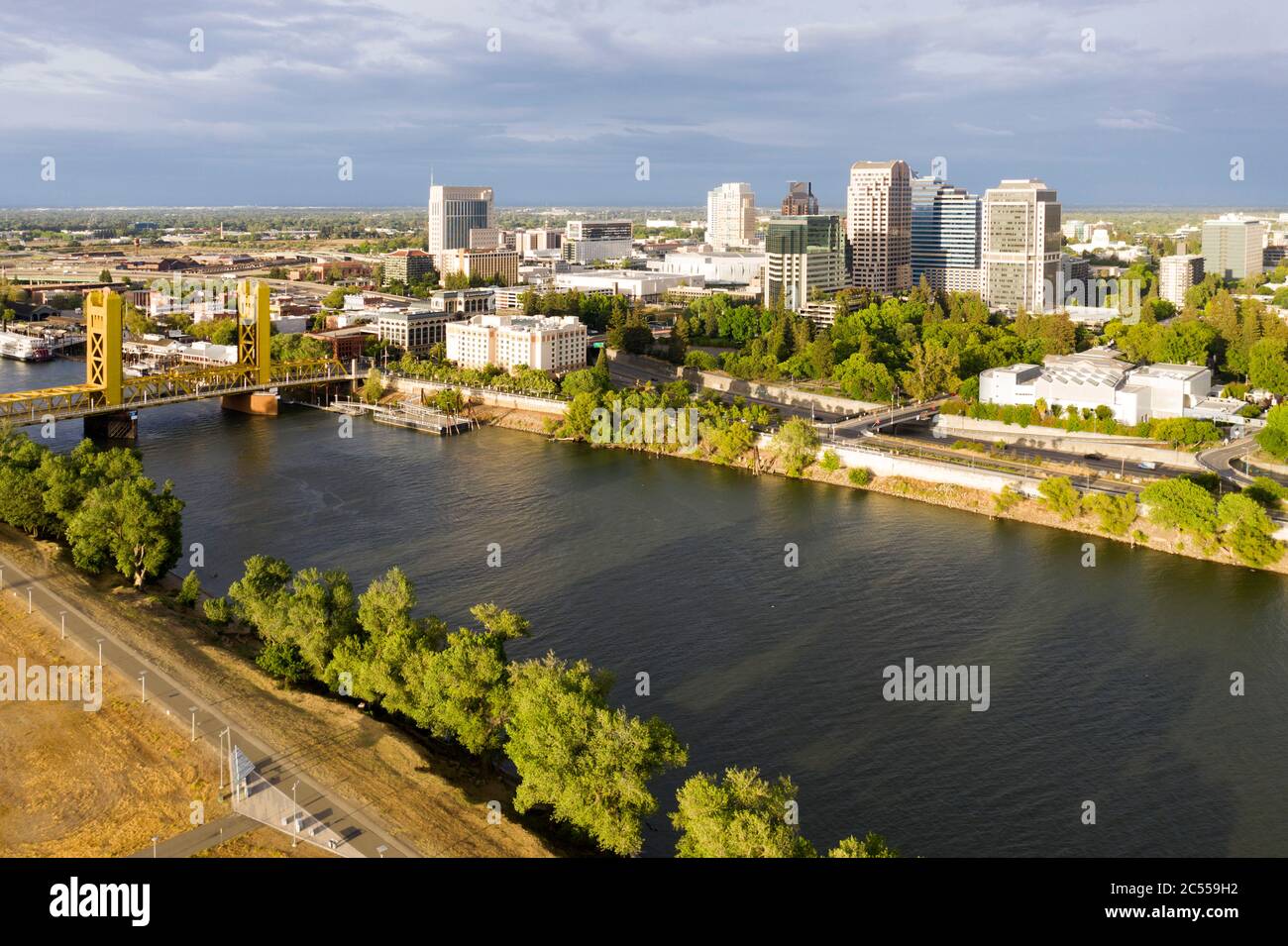 Luftaufnahmen der Skyline von Sacramento im Stadtzentrum entlang des Sacramento River Stockfoto