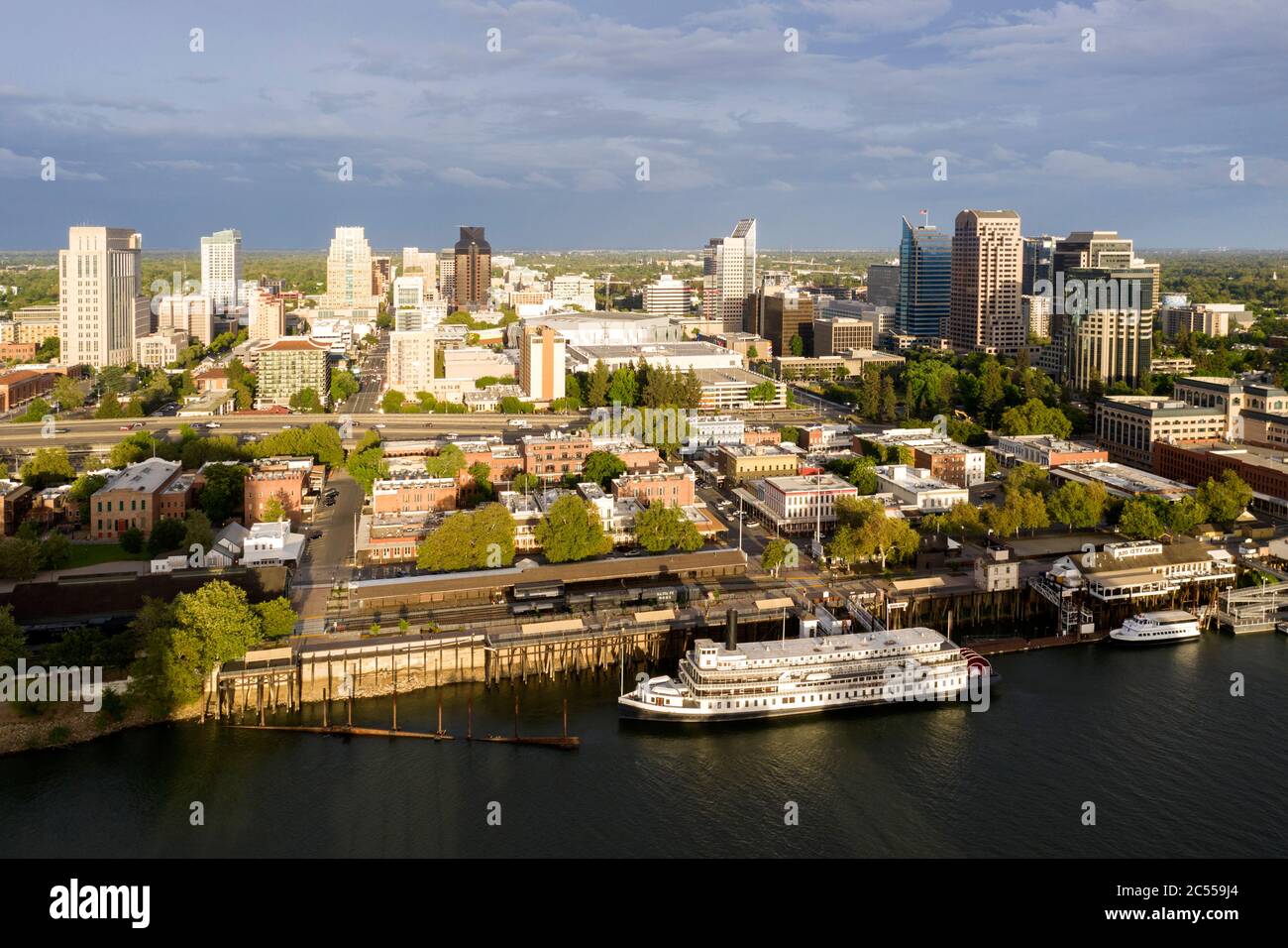 Luftaufnahme der Altstadt und der Innenstadt von Sacramento mit dem Delta King Tretboot entlang des Flussufers Stockfoto