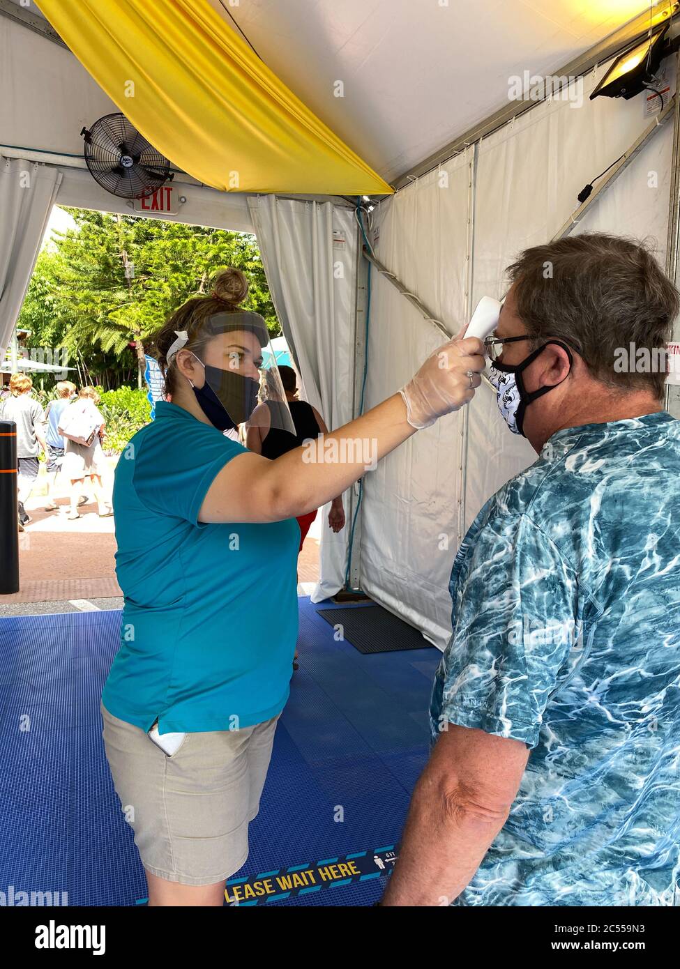 Orlando, FL/USA - 18. Juni 20: Die Menschen bekommen Temperaturkontrollen bevor sie die Seaworld und Aquatica Themenparks betreten können. Stockfoto