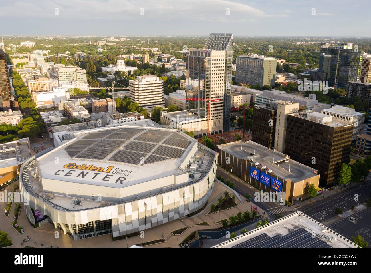 Luftaufnahme der Golden 1 Arena in der Innenstadt von Sacramento, Heimat der NBA Kings Stockfoto