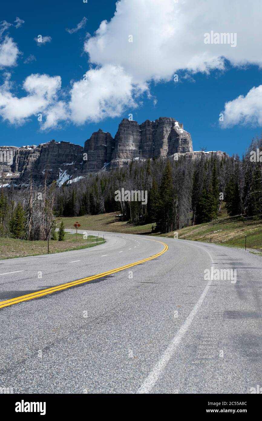 US Highway 287 nähert sich dem Togwotee Pass im Nordwesten von Wyoming Stockfoto
