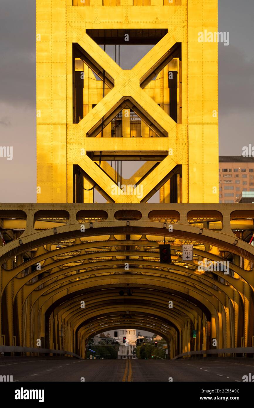Goldspiegelungen bei Sonnenuntergang der Tower Bridge im Zentrum von Sacramento, Kalifornien Stockfoto