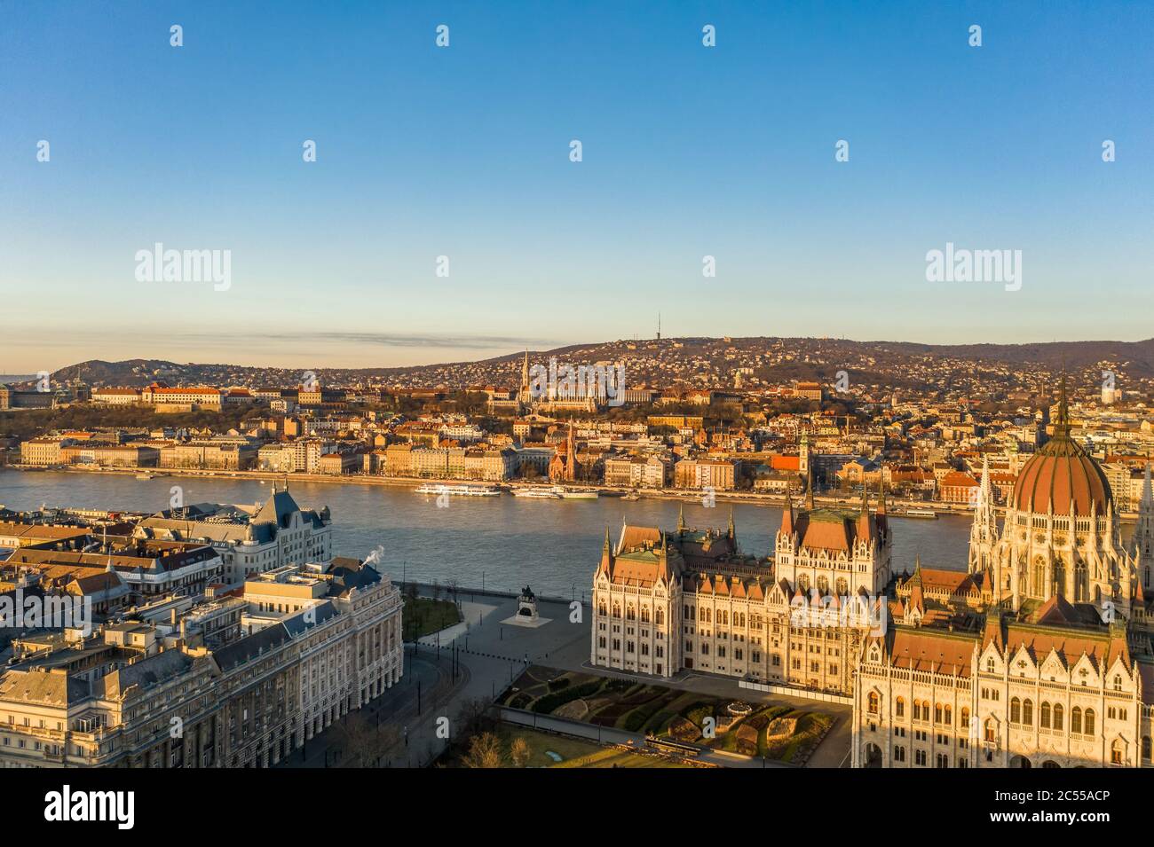 Luftdrohne Aufnahme von Buda Hügel in Budapest Sonnenaufgang Morgenglühen Stockfoto