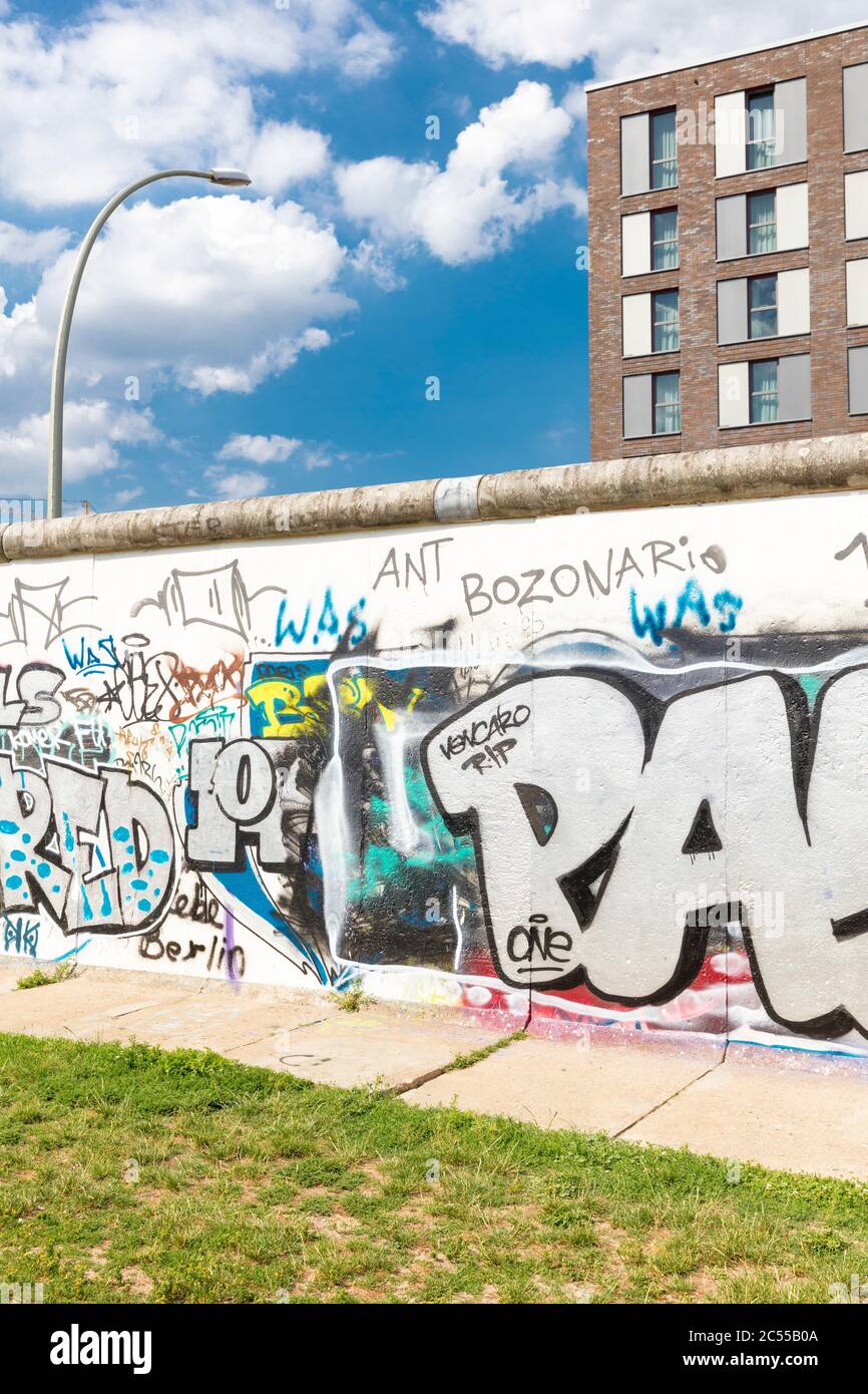 Hotel Indigo, Fassade, East Side Gallery, Wandmalerei, Graffiti ehemalige Berliner Mauer, Friedrichshain, Berlin, Deutschland Stockfoto