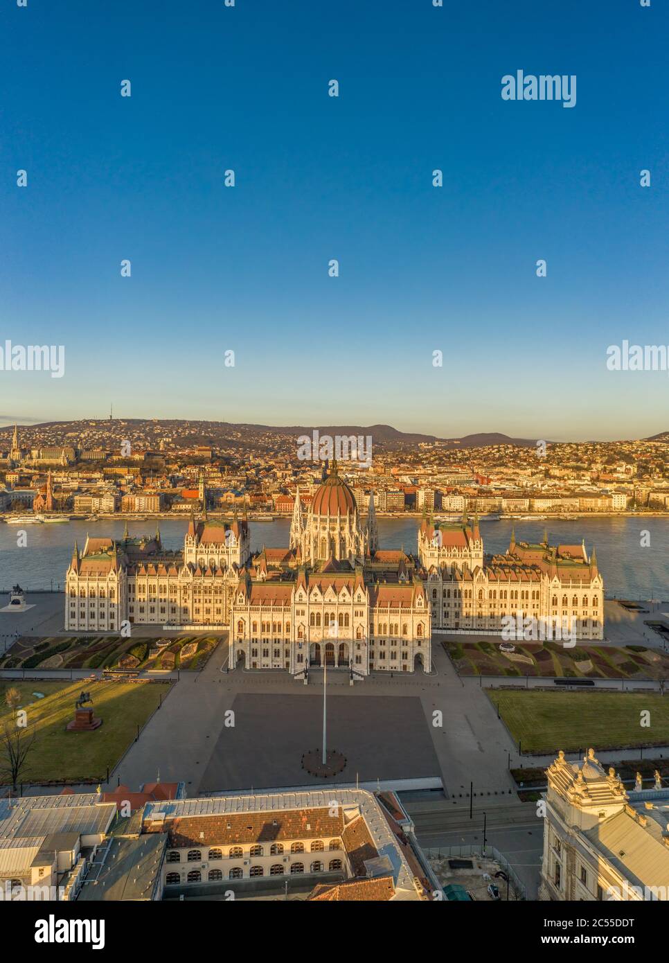 Luftdrohne Aufnahme der Ostseite Fassade des ungarischen Parlaments Kossuth Platz während Budapest Sonnenaufgang Stockfoto