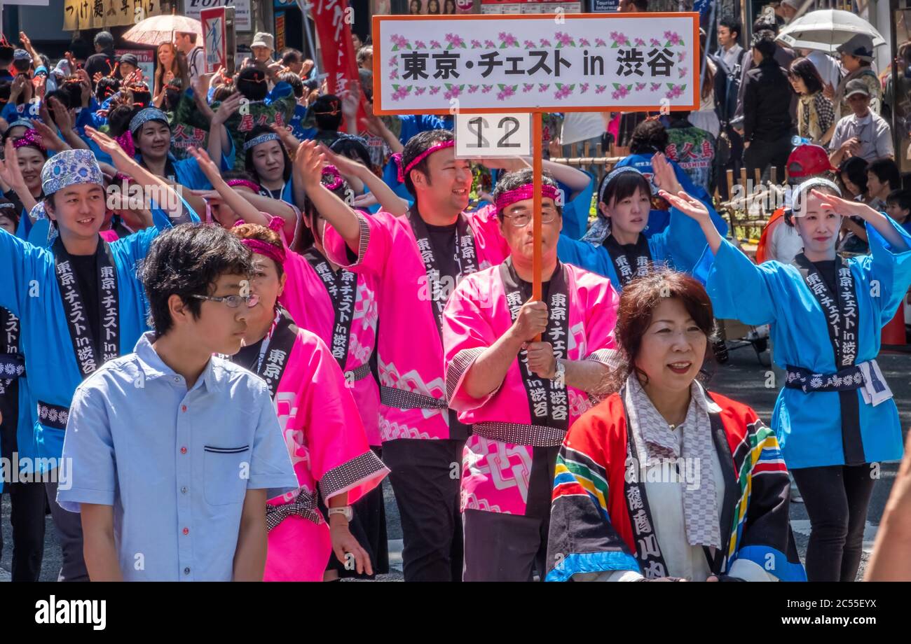 Volkstänzer in bunten Yukata tanzen in Shibuya Kagoshima Ohara Matsuri Festival in der Straße von Shibuya, Tokyo, Japan. Stockfoto