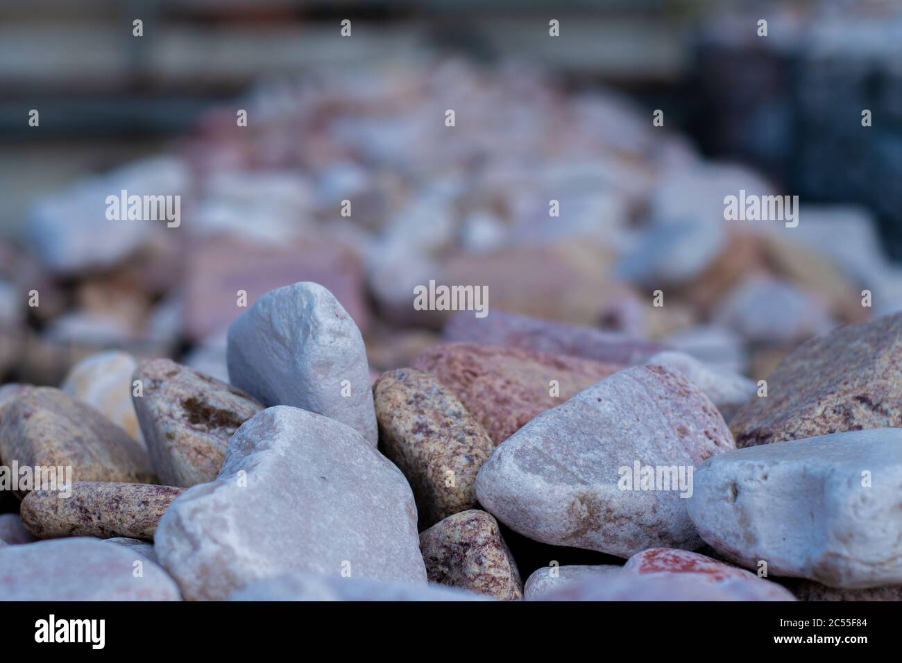 Kieselsteine am Strand, kleine runde Steine Stockfoto