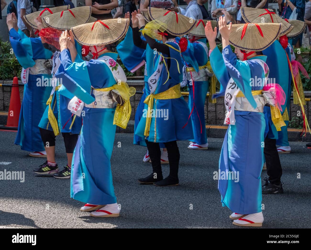 Volkstänzer in bunten Yukata und Amigasa Strohhut tanzen in Shibuya Kagoshima Ohara Matsuri Festival in der Straße von Shibuya, Tokyo, Japan. Stockfoto