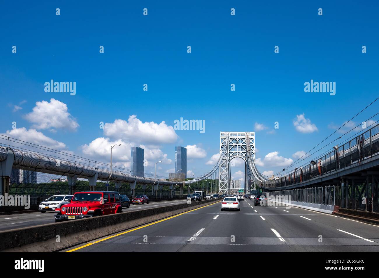 New York, USA, 28. Juni 2020. Fahrzeuge fahren durch das Oberdeck der George Washington Brücke, die New York City mit New Jersey verbindet Stockfoto