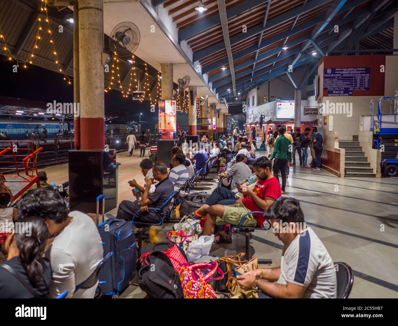 Agra, Indien - 12. Dezember 2019: Bahnhof in der Stadt Agra am Abend. Stockfoto