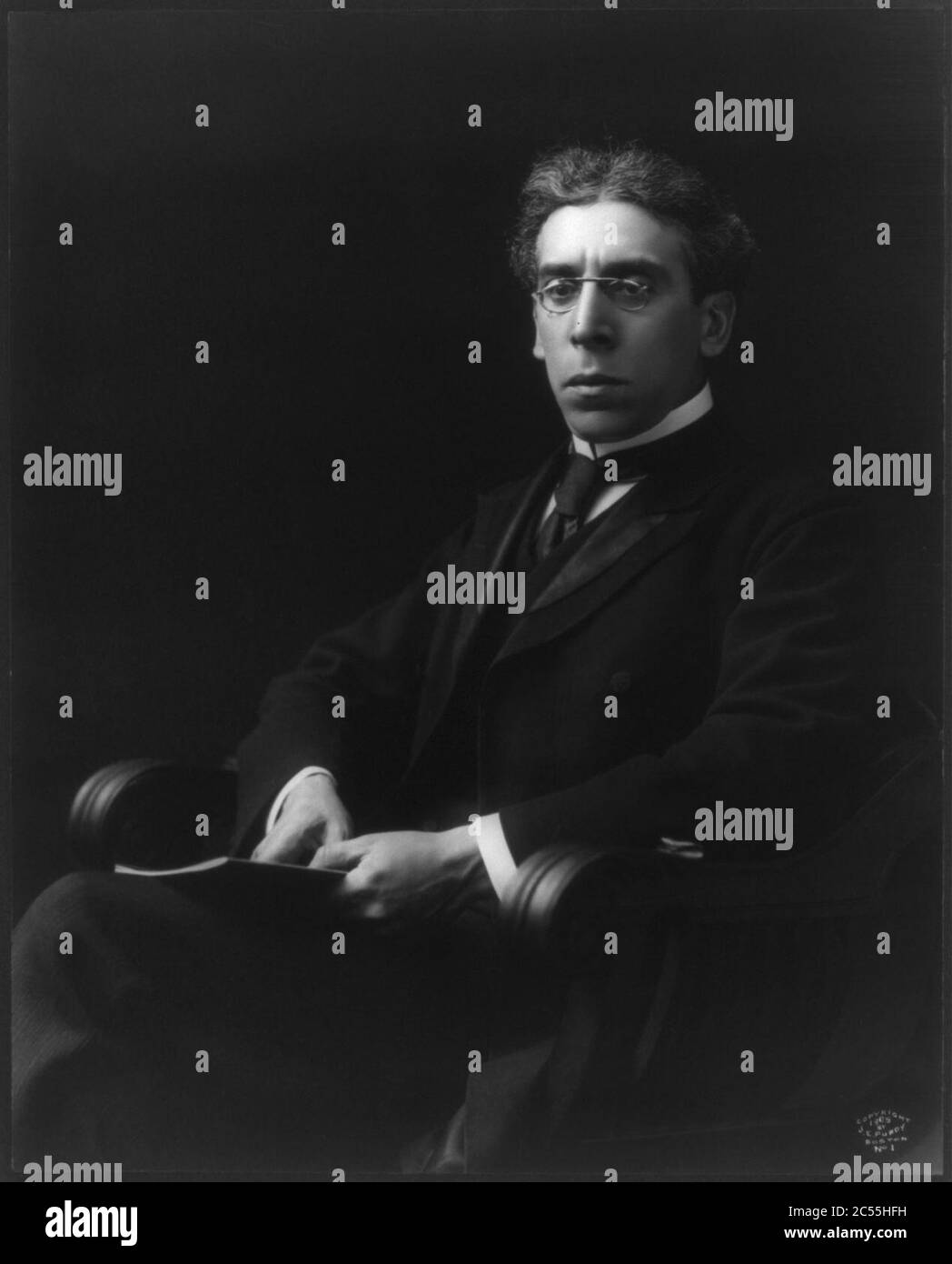 Israel Zangwill, 1864-1926, drei viertel länge Porträt, Sitzen, nach links. Schriftsteller und Dramatiker und eng. Stockfoto