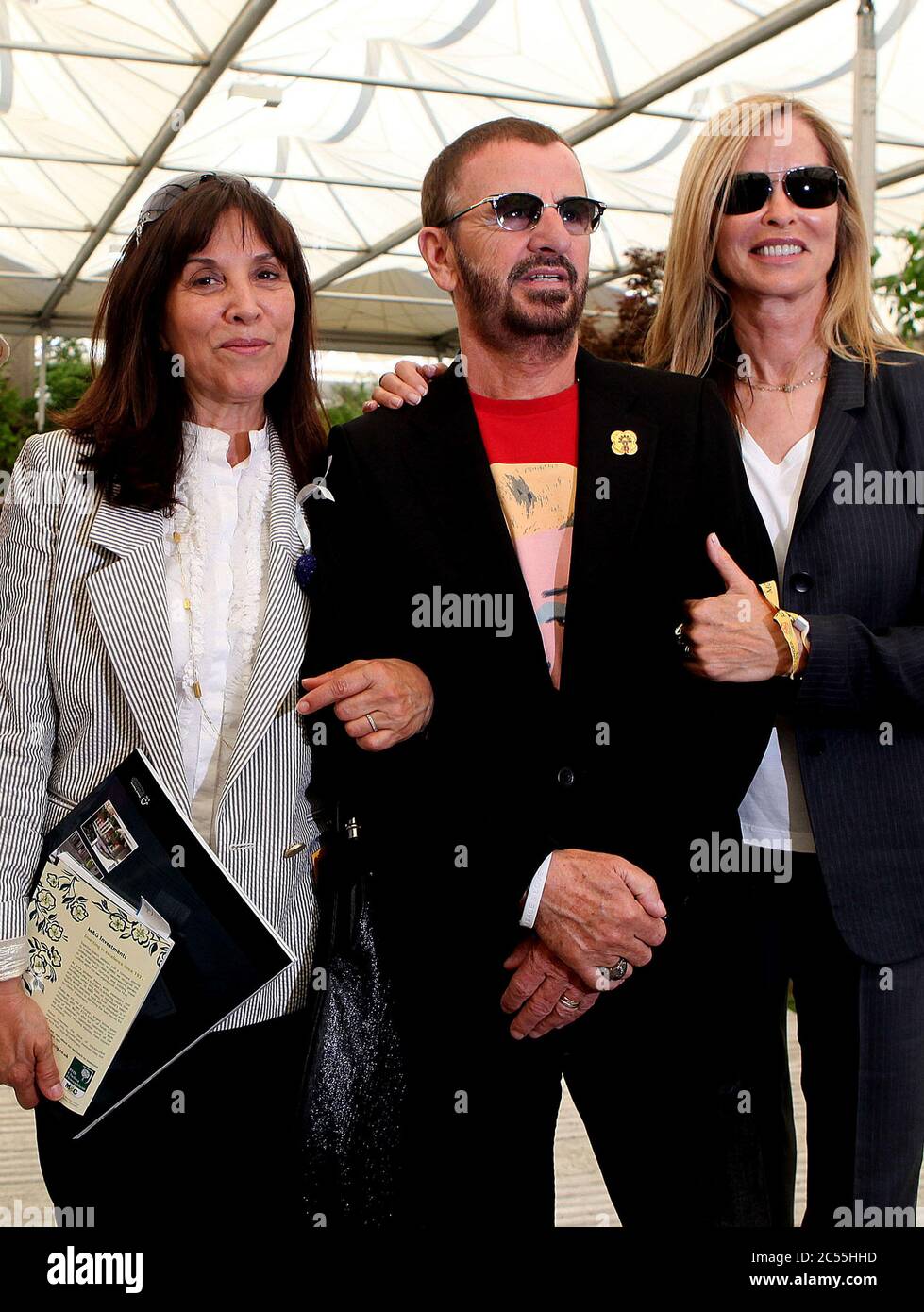 Ringo Star mit Olivia Harrison (links) und seiner Frau Barbara Bach auf der Chelsea Flower Show 20-10 Stockfoto