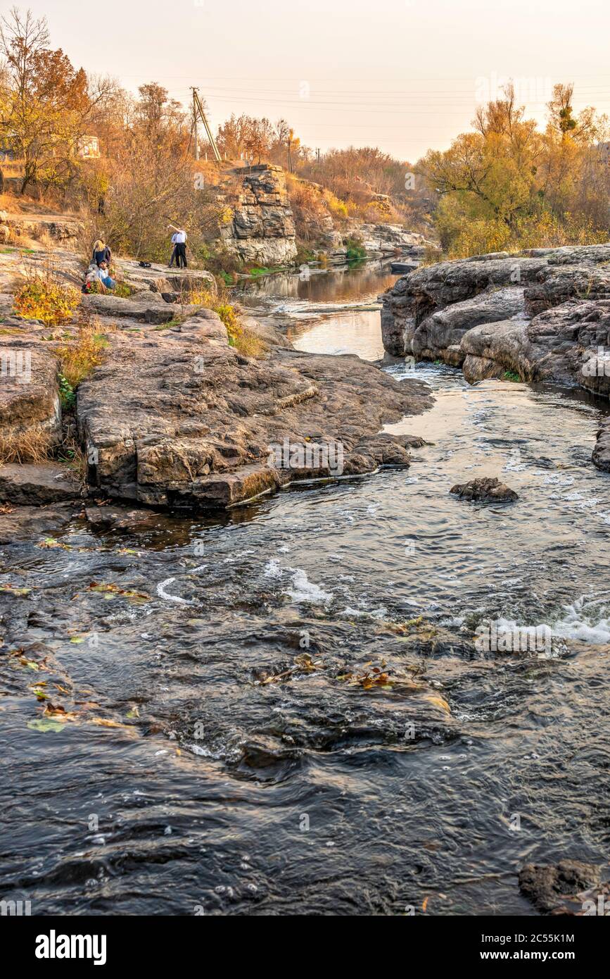 Buky Canyon und Hirskyi Tikych Fluss, eines der Naturwunder der Ukraine, im Herbst Stockfoto