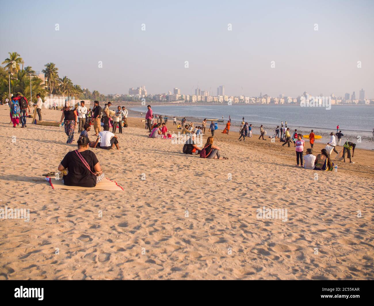 Mumbai, Indien - 17. Dezember 2018: Abend Mumbai, Chowpatty Strand bei Sonnenuntergang. Stockfoto