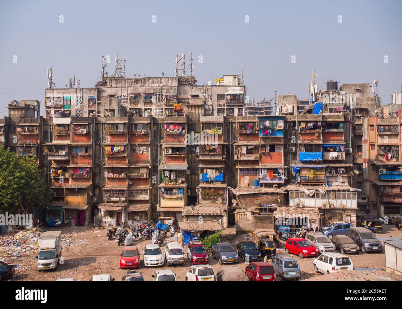 Wohngebäude in den Slums von Mumbai. Stockfoto