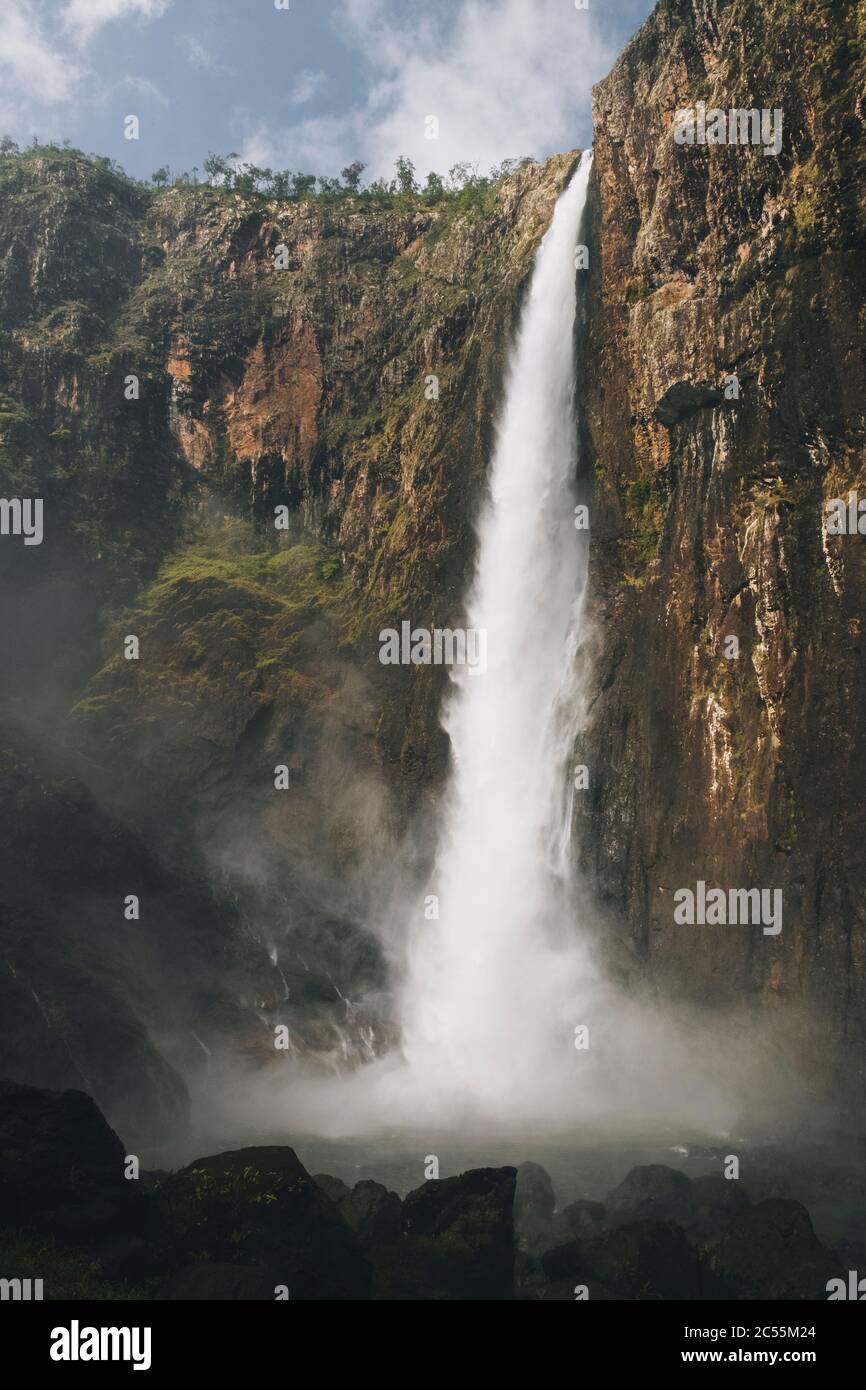 Kraftvolle Kaskade am Wallaman Fall an sonnigen Tagen, Queensland, Australien Stockfoto