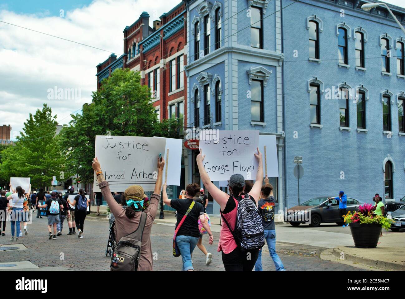 Dayton, Ohio, Vereinigte Staaten 05/30/2020 Demonstranten bei einer Kundgebung mit schwarzen Menschenleben marschieren die Straße entlang, halten Schilder und tragen Masken Stockfoto