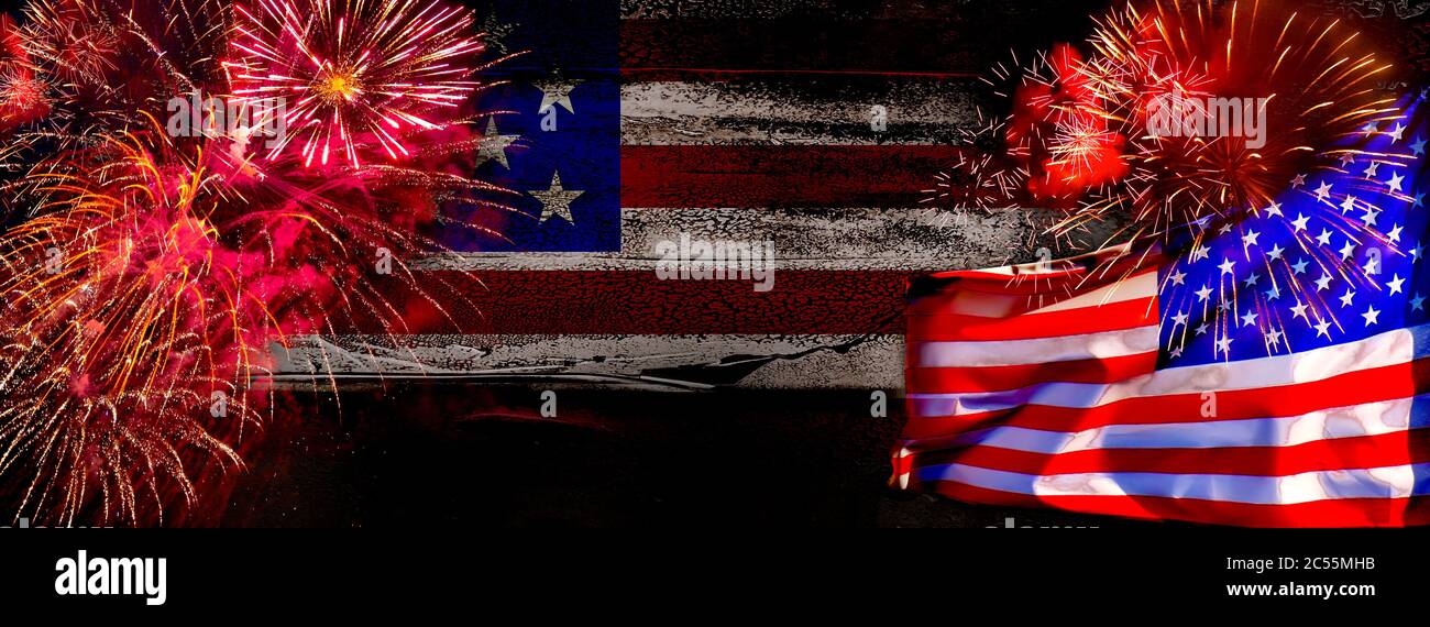 American Celebration - US Flaggen und Feuerwerk auf dunklem Hintergrund und Platz für Text Stockfoto