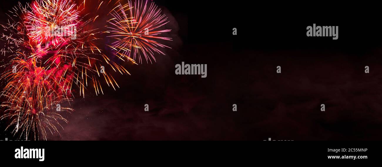 Feuerwerk, buntes sylvester-Feuerwerk auf schwarzem Hintergrund mit farbigem Akzent Stockfoto