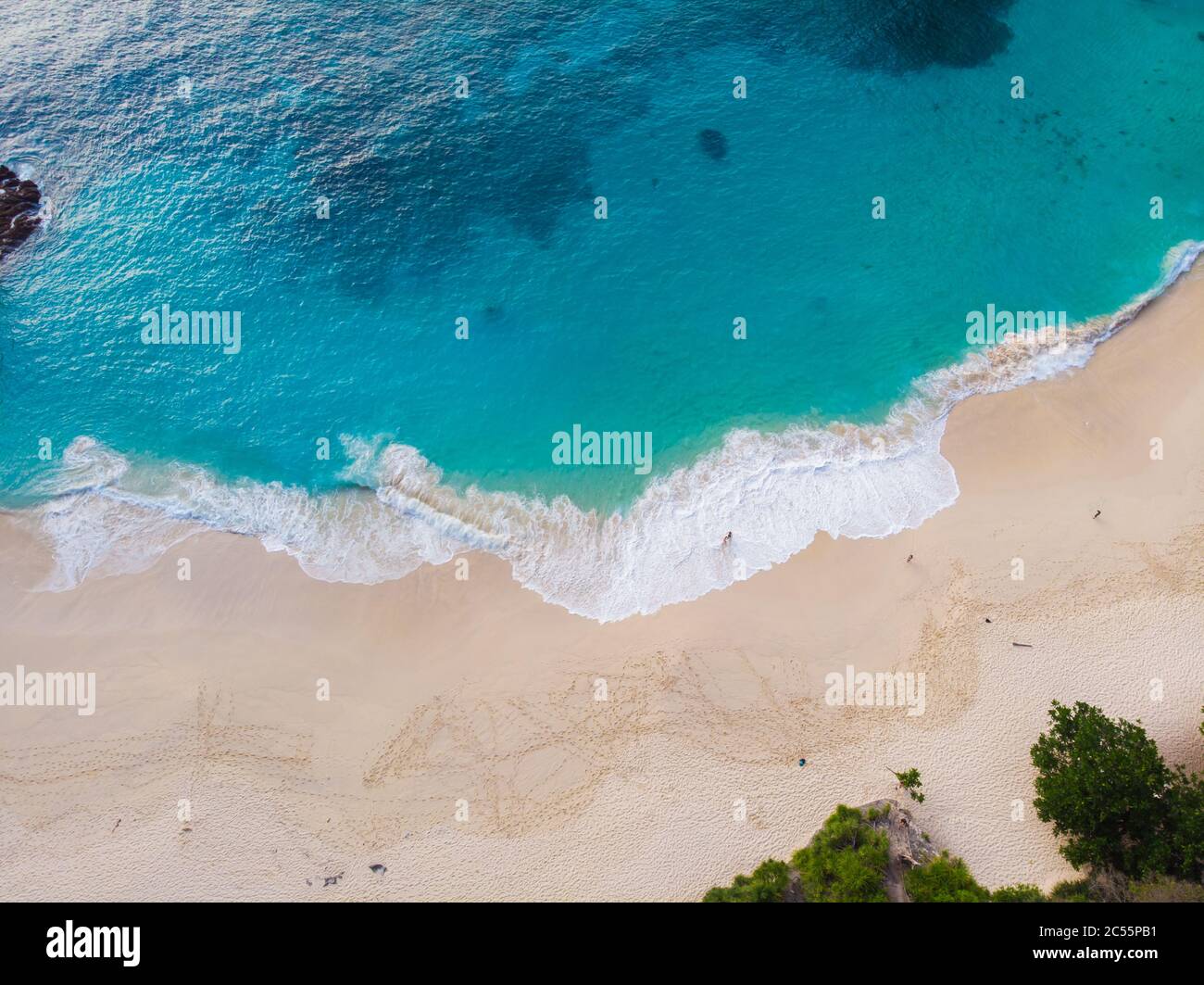 Schöner Blick auf den Kelingking-Strand auf der Insel Nusa Penida, Bali, Indonesien. Drone-Ansicht. Stockfoto