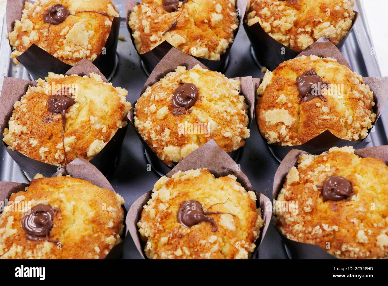 Gebackene Nutella Muffins in einem Metalltablett Stockfoto